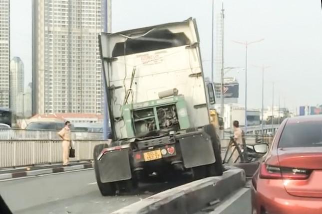 Xe đầu kéo &#39;làm xiếc&#39; trên cầu Sài Gòn - 1