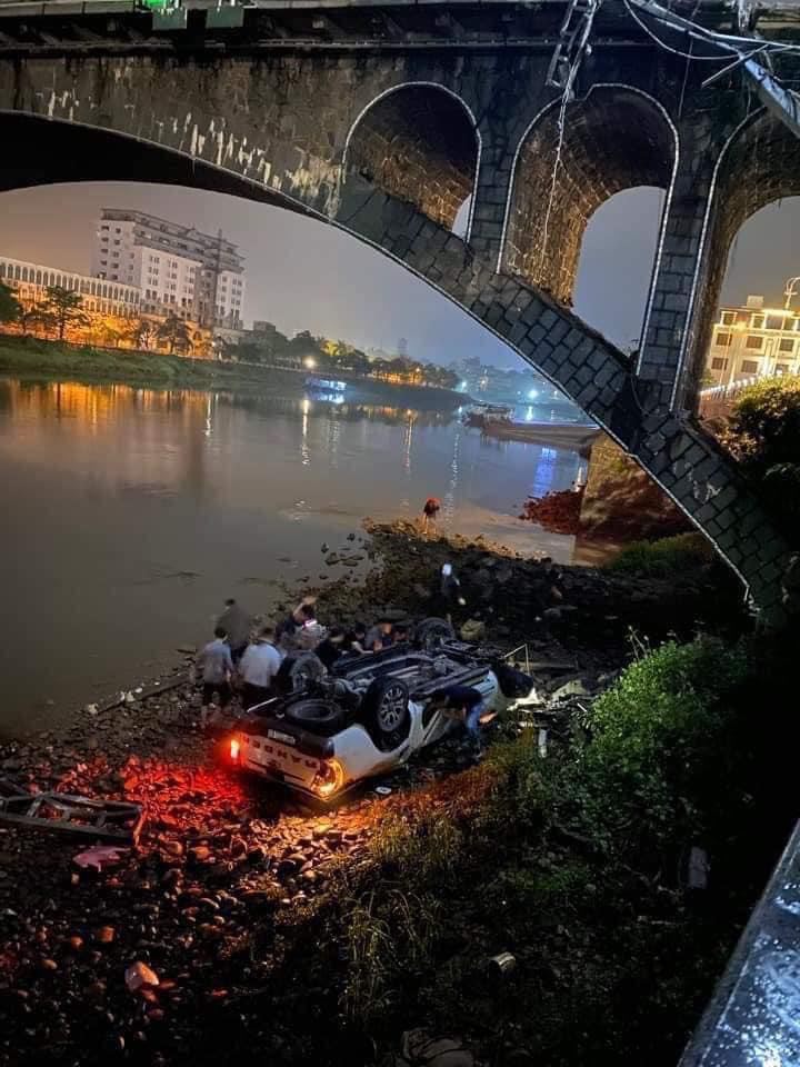 Xe bán tải húc tung lan can cầu rơi xuống sông, 2 người tử vong - 1