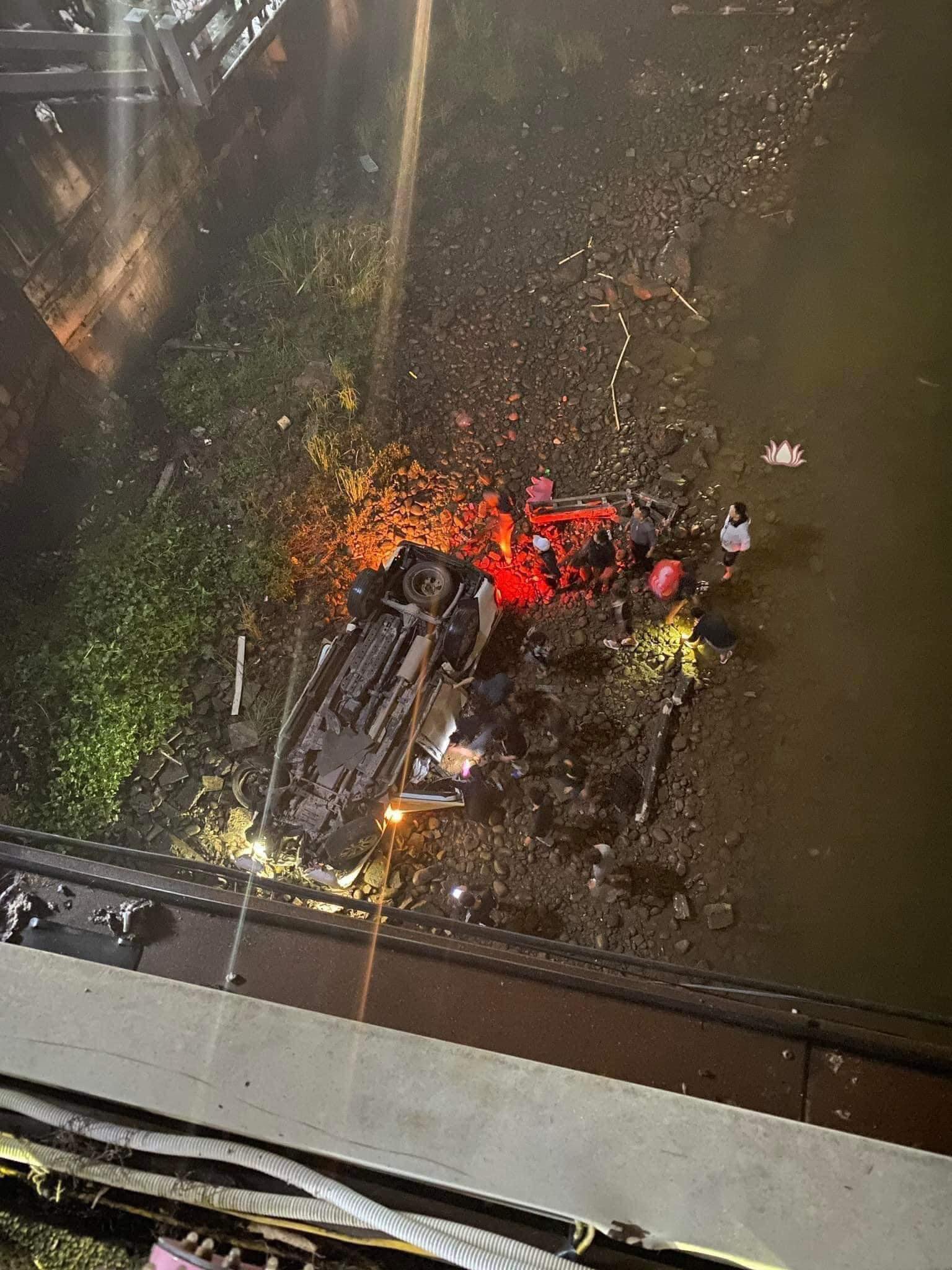 Xe bán tải húc tung lan can cầu rơi xuống sông, 2 người tử vong - 2