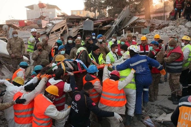 Hơn một tuần sau động đất, tìm thấy chín người sống sót từ đống đổ nát ở Thổ Nhĩ Kỳ - 1