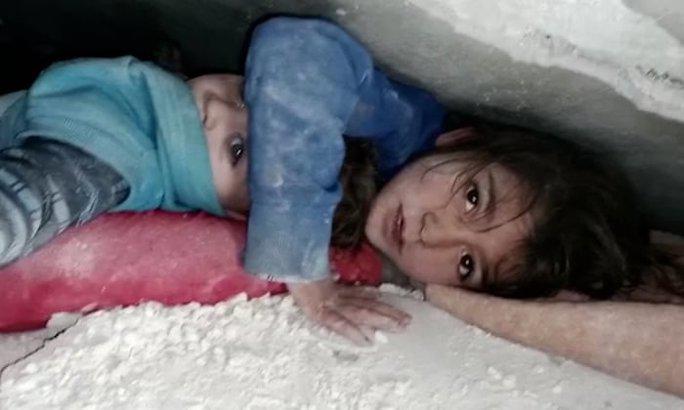 Thảm hoạ động đất: Bé gái Syria 5 tuổi che chắn cho em trai giờ ra sao? - 1
