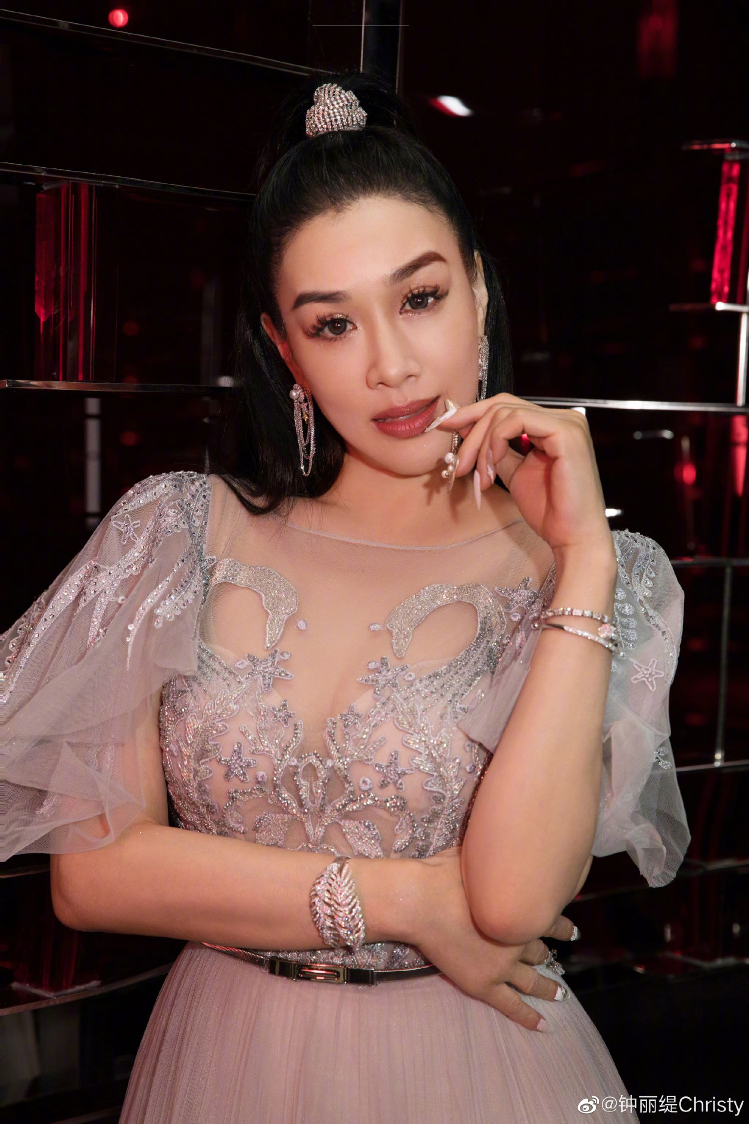 &#34;Bom gợi cảm gốc Việt&#34; tự tin diện áo tắm ở tuổi 53 vì sở hữu vóc dáng ấn tượng - 6