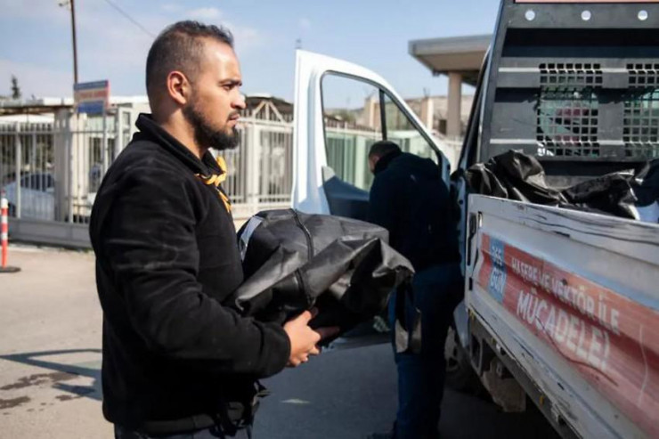 Hàng dài xe chở nạn nhân Syria thiệt mạng ở Thổ Nhĩ Kỳ về quê chôn cất - 1