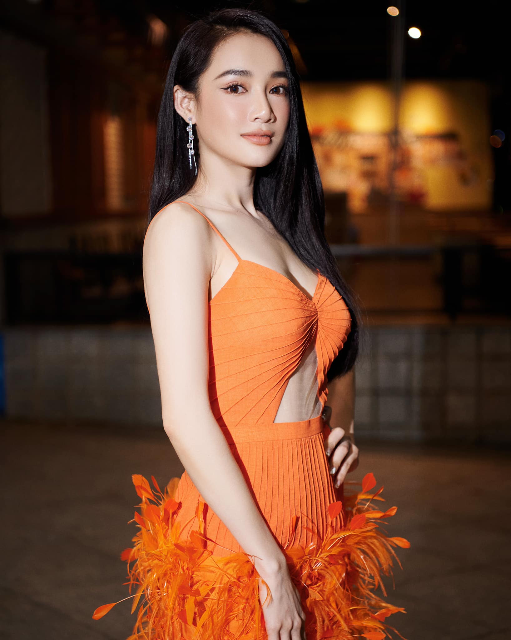 Phương Mỹ Chi, Nhã Phương mặc váy ngắn đi hát karaoke, gia đình phản ứng bất ngờ - 4