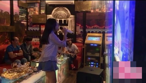 Phương Mỹ Chi, Nhã Phương mặc váy ngắn đi hát karaoke, gia đình phản ứng bất ngờ - 7