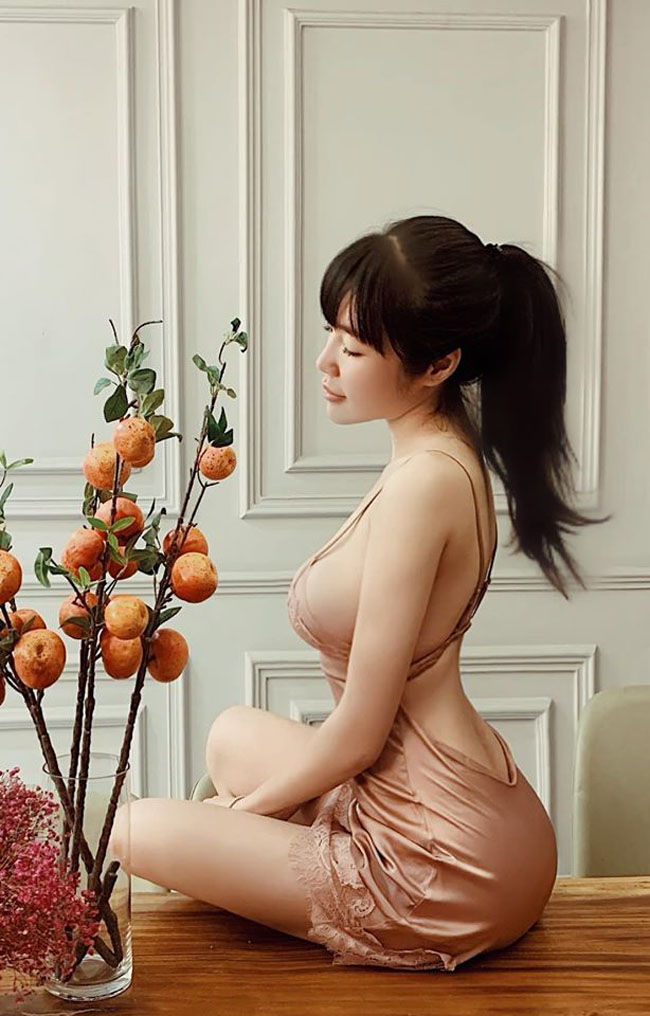 Elly Trần mặc váy ngủ quyến rũ - 6