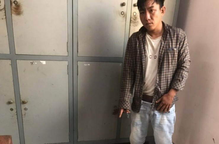 “Người dơi” chuyên gắp nhẫn, vòng, lắc vàng về… lót ổ - 1