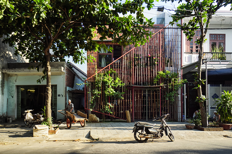 Căn nhà này là tổ ấm của một gia đình ba thế hệ trong một khu đô thị phát triển ở Đà Nẵng.
