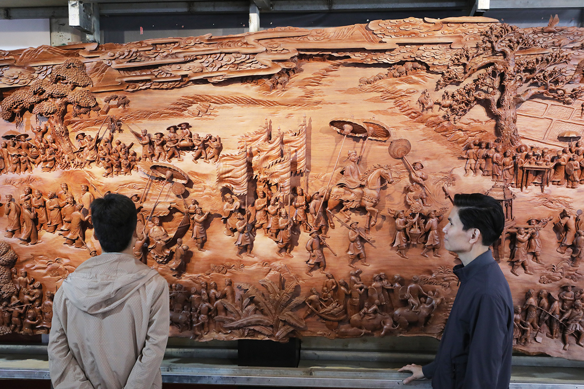Ảnh: Bức tranh gỗ liền khối dài kỷ lục, chạm khắc 348 nhân vật 3D, giá trị &#34;khủng&#34; - 5