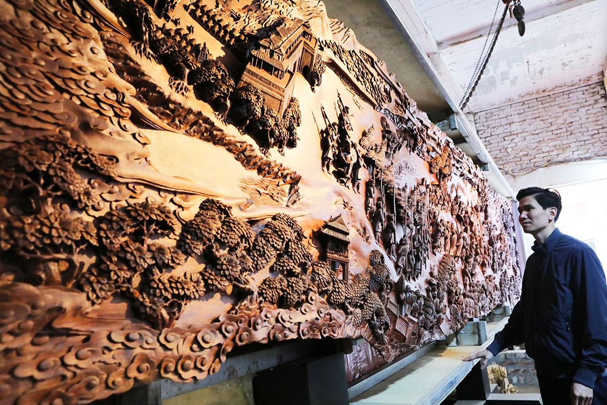 Ảnh: Bức tranh gỗ liền khối dài kỷ lục, chạm khắc 348 nhân vật 3D, giá trị &#34;khủng&#34; - 7