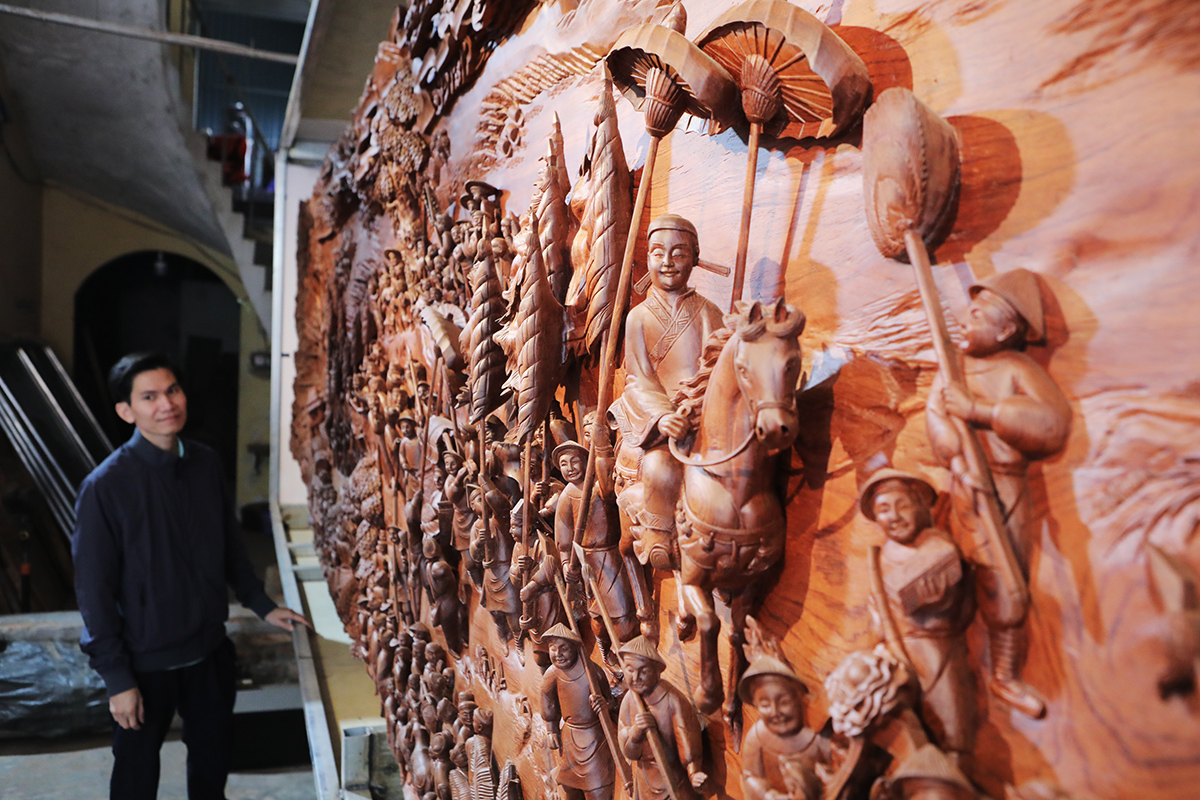 Ảnh: Bức tranh gỗ liền khối dài kỷ lục, chạm khắc 348 nhân vật 3D, giá trị &#34;khủng&#34; - 8