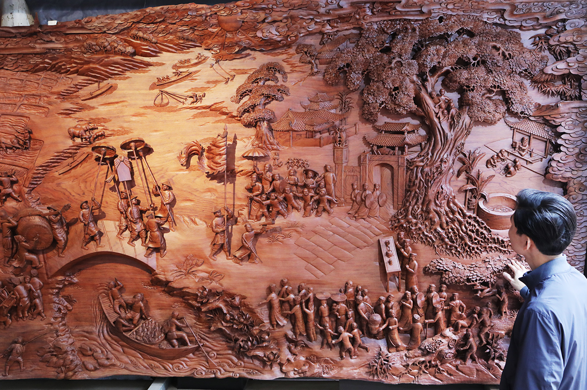 Ảnh: Bức tranh gỗ liền khối dài kỷ lục, chạm khắc 348 nhân vật 3D, giá trị &#34;khủng&#34; - 9