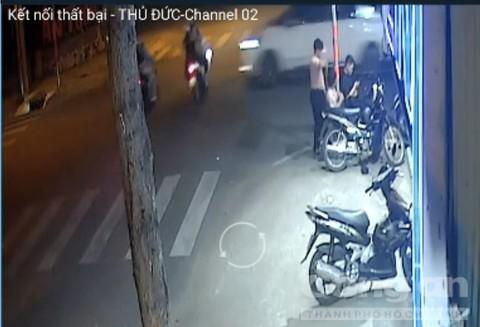 Ô tô hất văng 5 người rồi bỏ chạy, sau đó quay lại hiện trường - 1