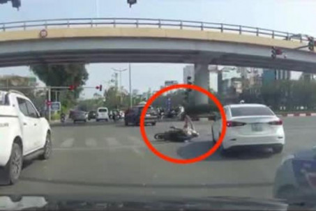 Clip: Dừng xe chờ đèn đỏ “cực chuẩn”, cô gái bị ô tô tông ngã ngửa
