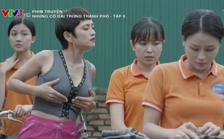 "Những cô gái trong thành phố" từng là bộ phim nhận được nhiều quan tâm khi nói về số phận của bốn cô gái trẻ: Lan (Kim Oanh), Cúc (Lương Thu Trang), Trúc (Mai Anh) và Mai (Lương Thanh) lên thành phố làm công nhân với mong muốn đổi đời.
