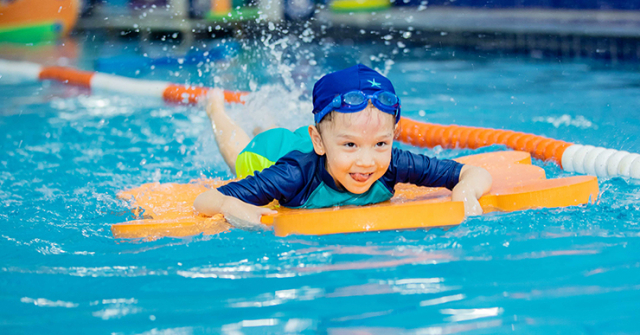 Vì sao trường bơi sinh tồn Aqua-Tots Mỹ được cha mẹ Việt yêu thích