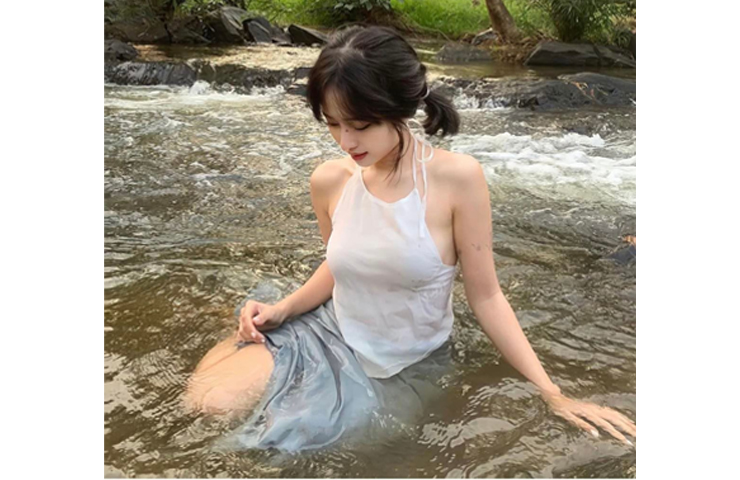 Hình ảnh một cô gái diện áo yếm tắm suối nhận được nhiều lượt yêu thích trên MXH.

