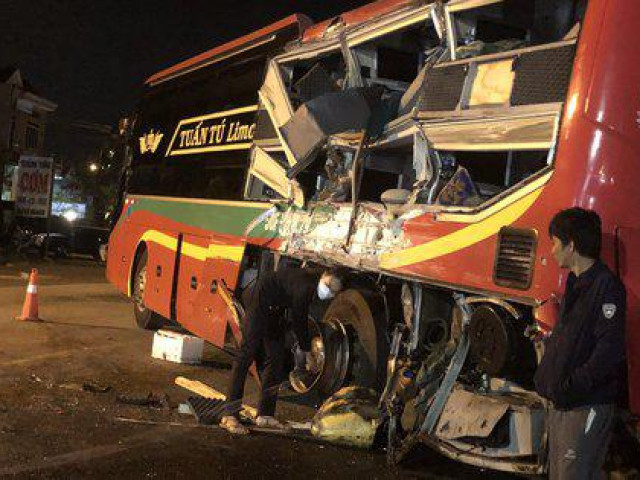 Quảng Ngãi: Xe khách va chạm với xe tải, 4 người thương vong