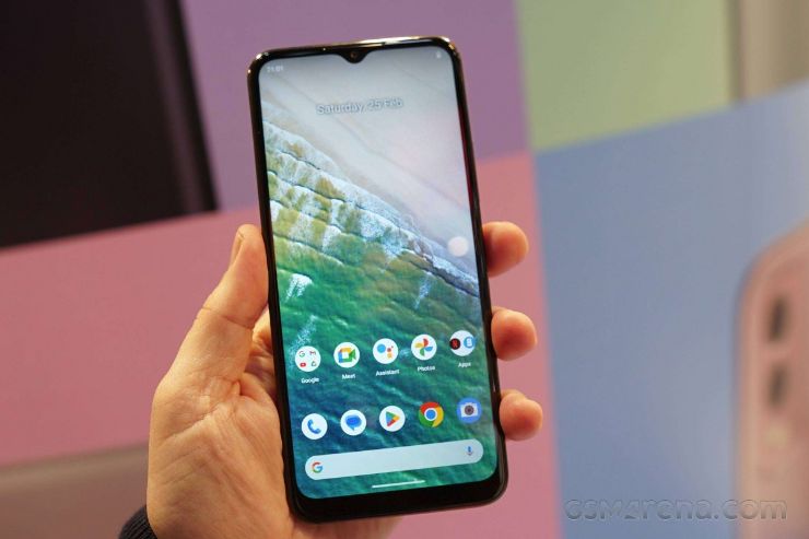 Nokia C32 là thiết bị dòng C đầu tiên của Nokia sử dụng mặt sau bằng kính. Có một kết cấu có rãnh chạy dọc toàn bộ chiều rộng của bảng điều khiển, tạo cảm giác thích thú khi chạm vào và ít trơn trượt hơn.
