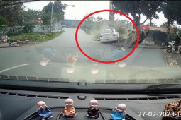 Clip: Lao vào ô tô ở ngã tư, 2 người đi xe máy bị húc văng