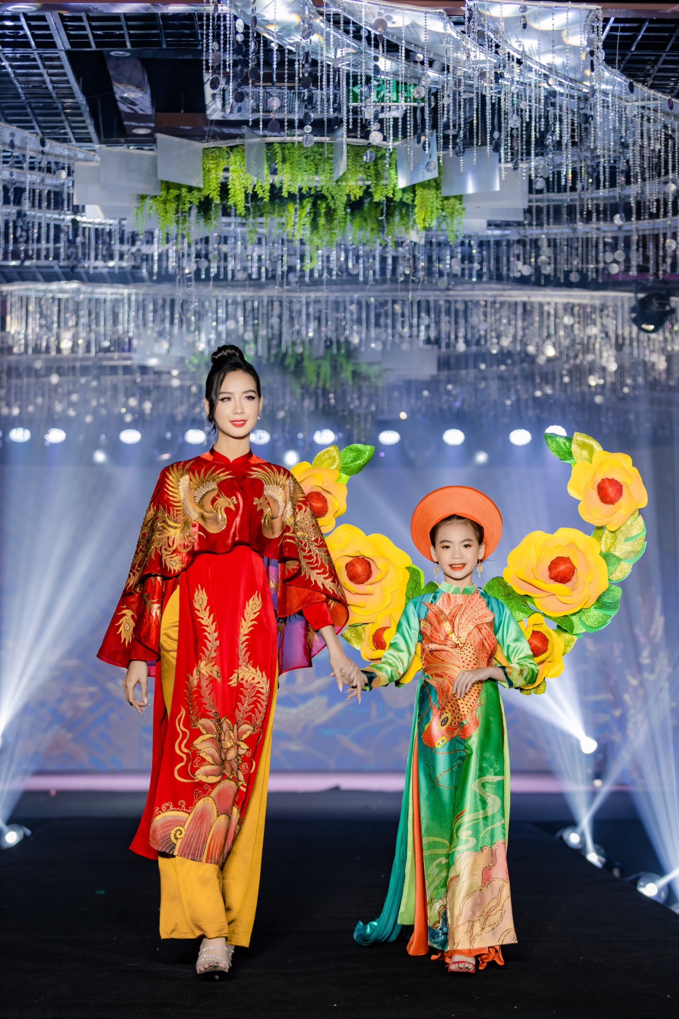 Á quân Nguyễn Lê Khánh Huyền được NTK Châu Loan chọn diễn vedette cùng Hoa hậu Lê Nguyễn Bảo Ngọc - 1