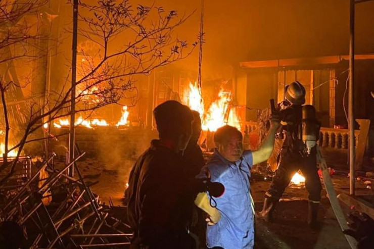 Rạp cưới và căn nhà bốc cháy dữ dội trong đêm - 2