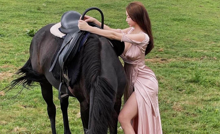 Xu hướng chụp hình thời trang cùng ngựa không phải mới và được nhiều người yêu thích.
