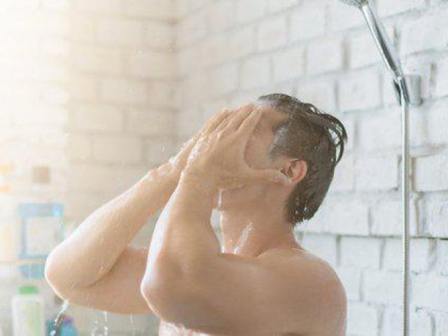 Tắm nước nóng làm giảm chất lượng ”tinh binh”, bác sĩ nam học khuyên gì?