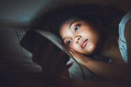 Ôm điện thoại trước khi đi ngủ có thể gây ra 4 loại bệnh