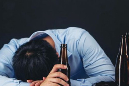Uống rượu khi đói nguy hiểm thế nào?