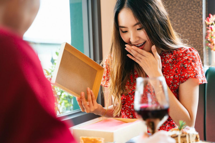 Đừng cứ thấy đẹp thì mua, hãy đọc cách chọn quà 8/3 cho phái đẹp theo từng lứa tuổi dưới đây để làm phụ nữ hài lòng - 3