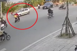 Clip: Chở trẻ con vẫn tạt đầu ô tô, lái xe máy cùng cháu bé gặp tai họa