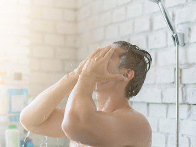 Tắm nước nóng làm giảm chất lượng ”tinh binh”, bác sĩ nam học khuyên gì?
