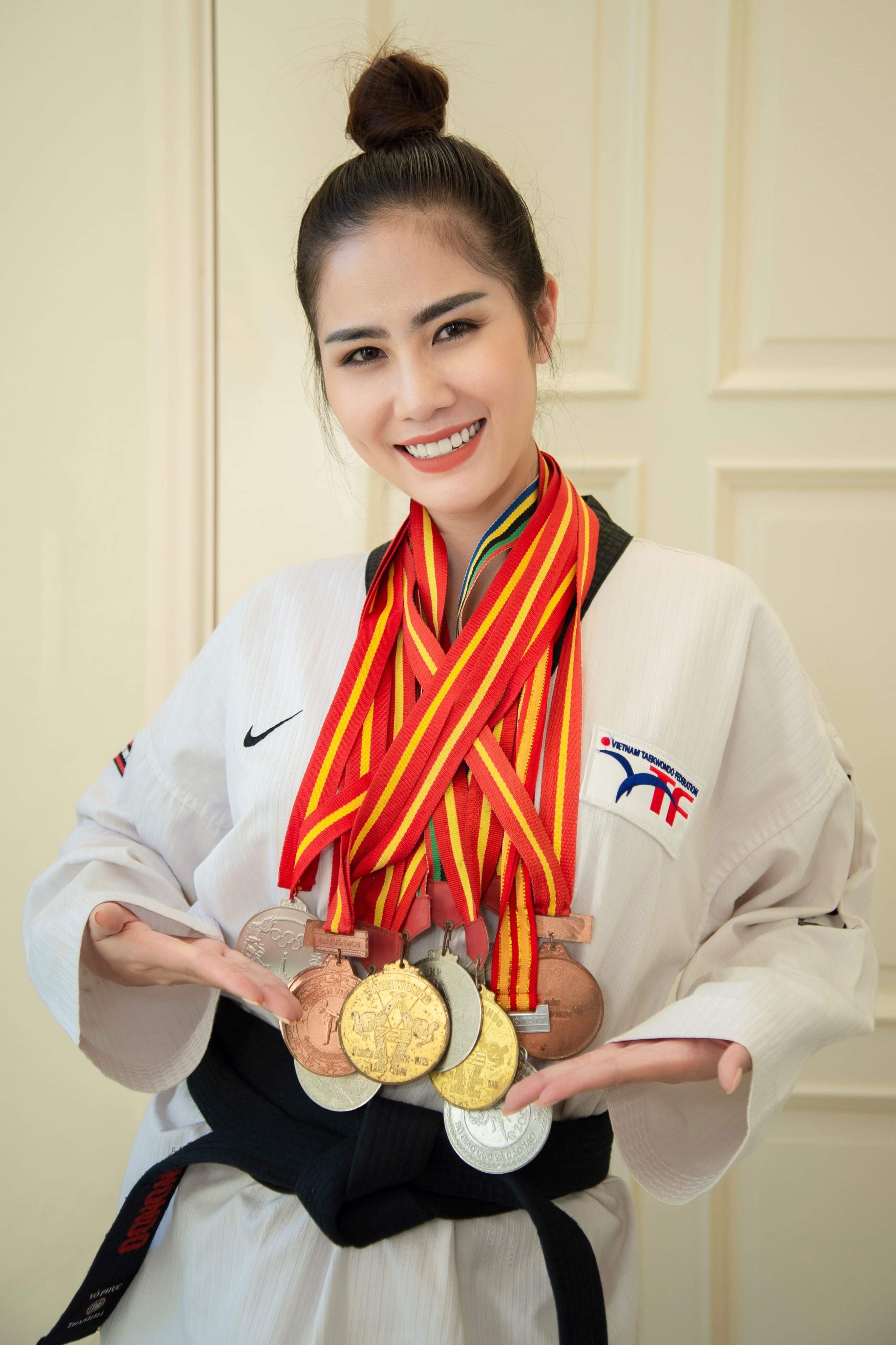 Nhan sắc Á hậu giỏi võ Taekwondo, xây nhà 7 tỷ “to nhất làng” tặng bố mẹ ở Vinh - 2