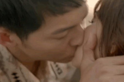 Cảnh hôn của Song Joong Ki và Song Hye Kyo được chiếu lại gây tranh cãi