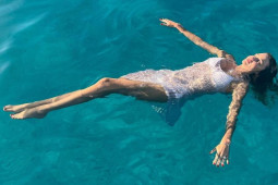 Miranda Kerr có style đi biển ”siêu cuốn”, đã nhìn khó rời mắt