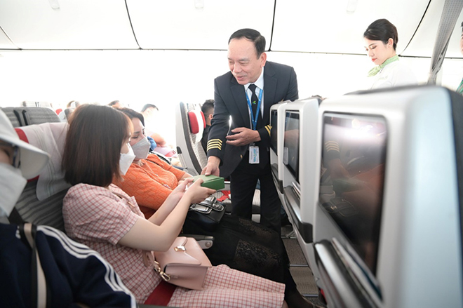 Khách bay Bamboo Airways nhận quà 8/3 bất ngờ trên độ cao 10.000m - 1