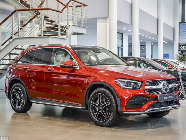 Mercedes-Benz GLC giảm giá lên đến 200 triệu đồng xả kho chờ xe mới - 1
