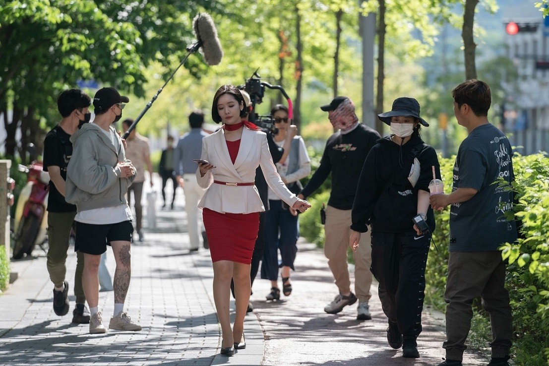 Phần 2 phim 18+ Top 1 toàn cầu của Song Hye Kyo: Phi vụ cởi áo có thành công? - 9