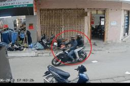Clip: Đạo chích thản nhiên phá khóa, trộm xe máy giữa ban ngày
