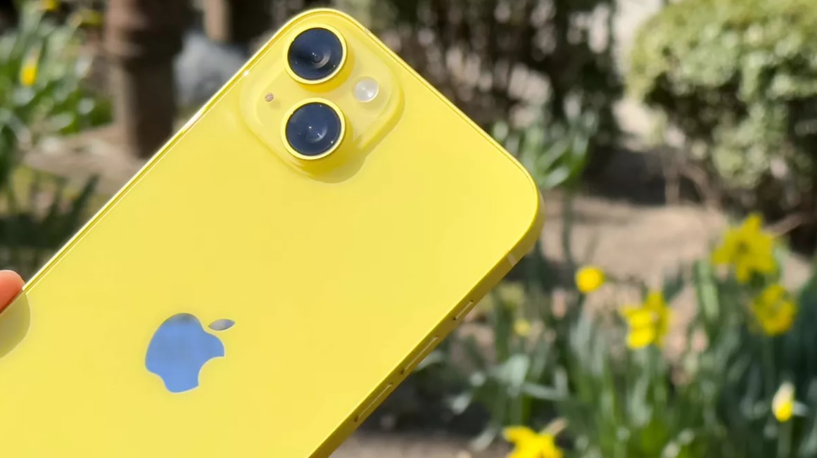 iPhone 14 màu vàng bị chê “quê” như màu... chuối chín - 1