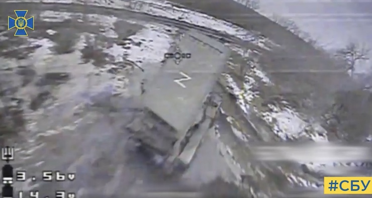 Cơ quan an ninh Ukraine đăng video UAV lao thẳng vào &#34;hỏa thần nhiệt áp&#34; Nga - 1