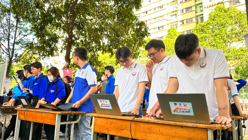 Amanotes trao tặng 30 chiếc laptop cho địa bàn TP.HCM và Đắk Lắk - 1