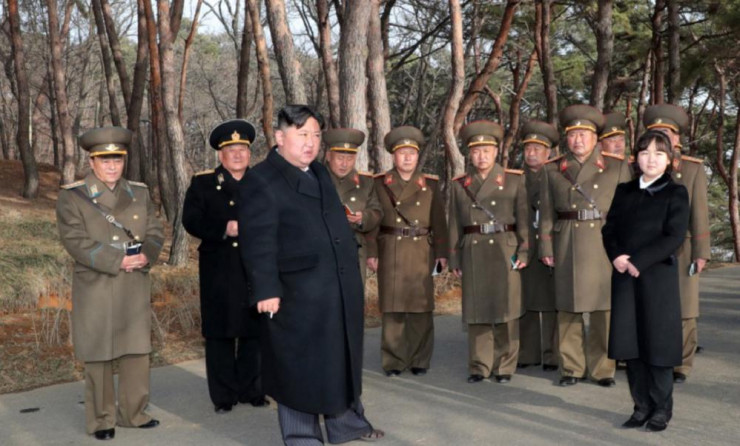 Ông Kim Jong-un thị sát đơn vị pháo binh diễn tập tấn công hỏa lực - 1