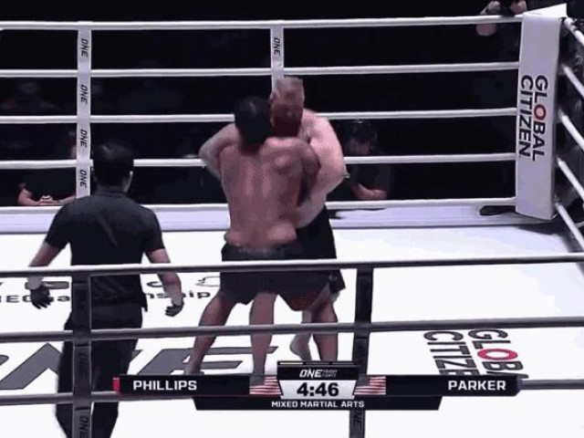 Võ sĩ Mỹ quăng đối thủ xuống sàn, giành chiến thắng knock-out sau 18 giây