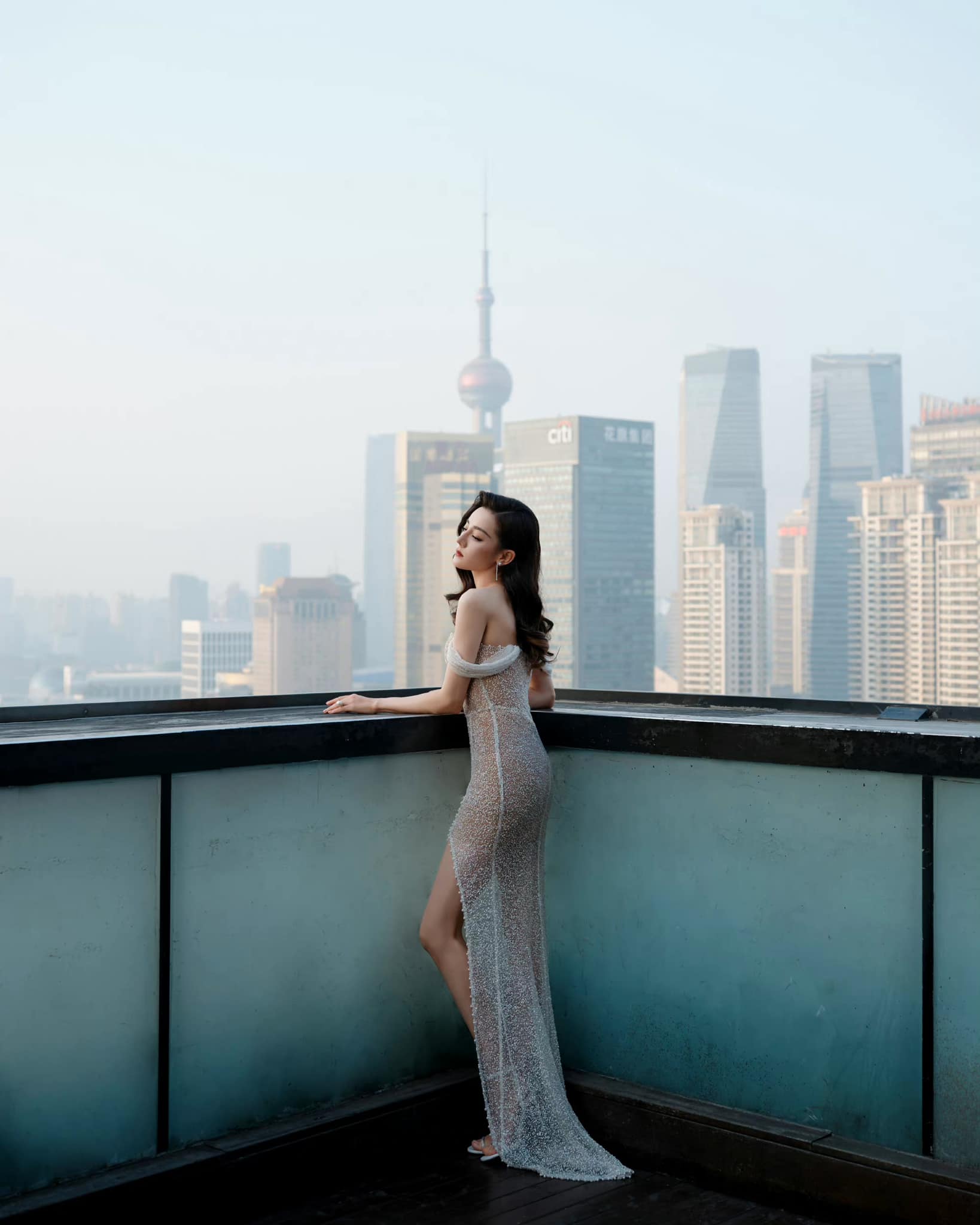 Ham hố gây chú ý với quan khách, mỹ nhân Trung Quốc bị cắt sóng vì váy ảo ảnh - 5