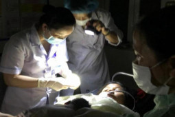 Mất điện, bác sĩ rọi đèn pin đỡ đẻ cho sản phụ sinh 3 ở Quảng Trị