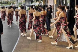 170 cô gái mặc gợi cảm hầu tiệc rượu cùng 6 nghệ sĩ và đại gia bị điều tra