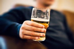 Uống bia mỗi ngày, cơ thể nam giới sẽ thay đổi như thế nào?