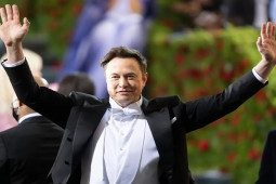 Elon Musk trở lại “ngôi vị” người giàu nhất thế giới